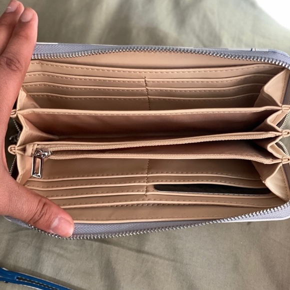 Guess shoulder bad with wallet - Picture 12 of 12